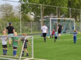 Laatste training S.K.N.W.K. JO7-1 van seizoen 2022-2023 (partijtje tegen de ouders) (97/130)